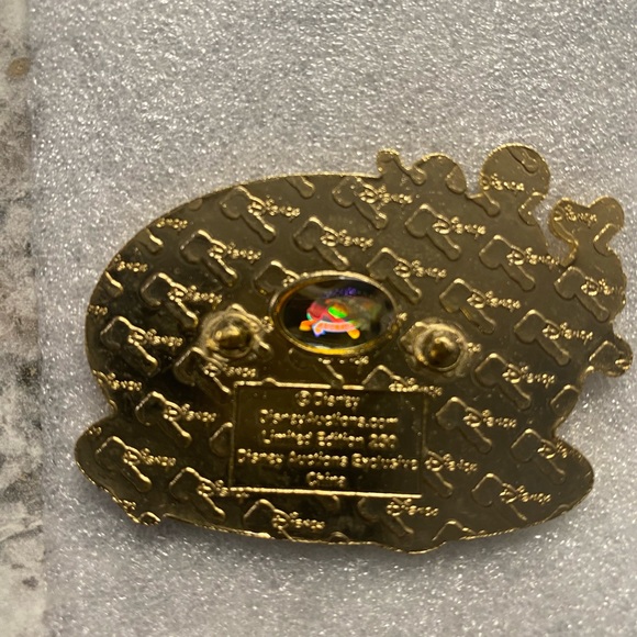 Disney Auctions Pin. Pluto Gives Mickey A Lick On The Cheek - LE 250. New. - Picture 4 of 4